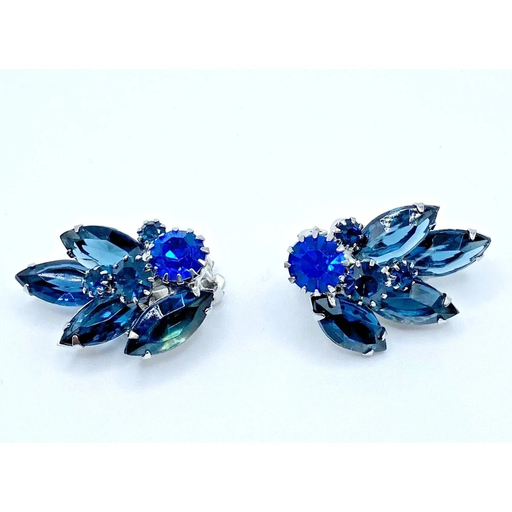 Vintage Weiss Shades of Blue Rhinestone Clip On Earrings Silver Tone Estate Glam - Picture 3 of 9